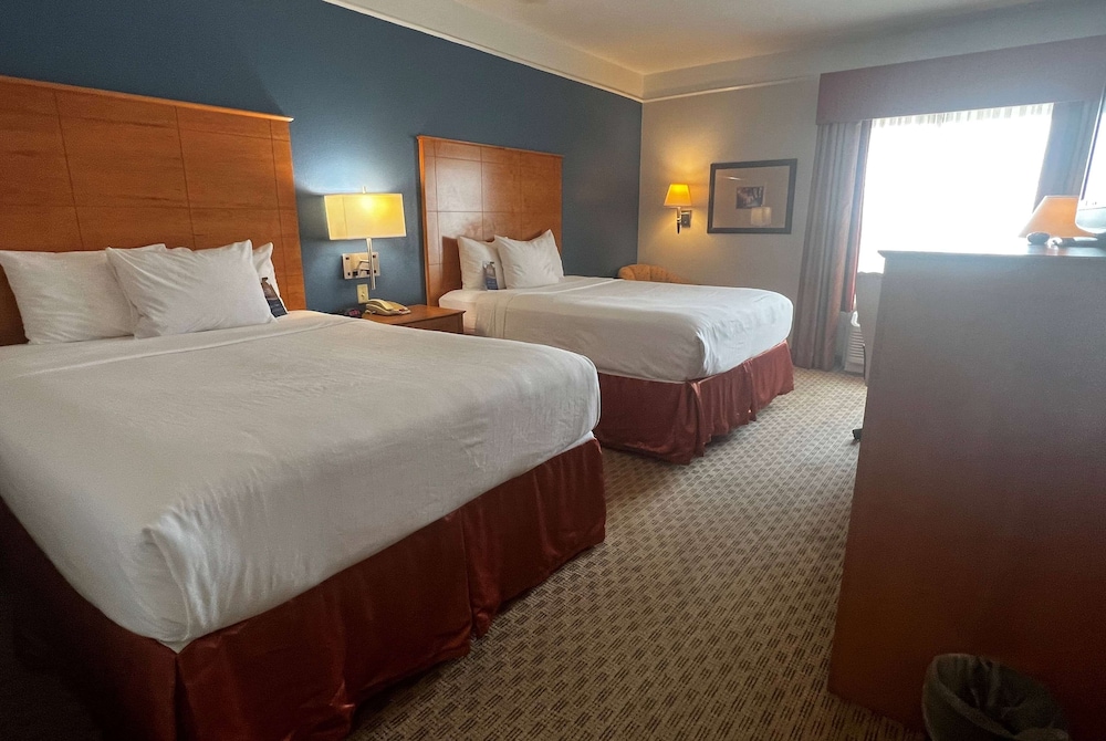 Room, 2 Queen Beds, Accessible, Non Smoking (Roll-In Shower) - Photo 7