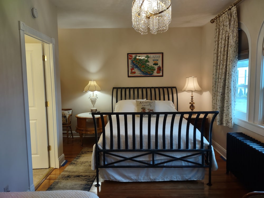 Italian Room with 1 Queen and 1 Double Bed photo 1