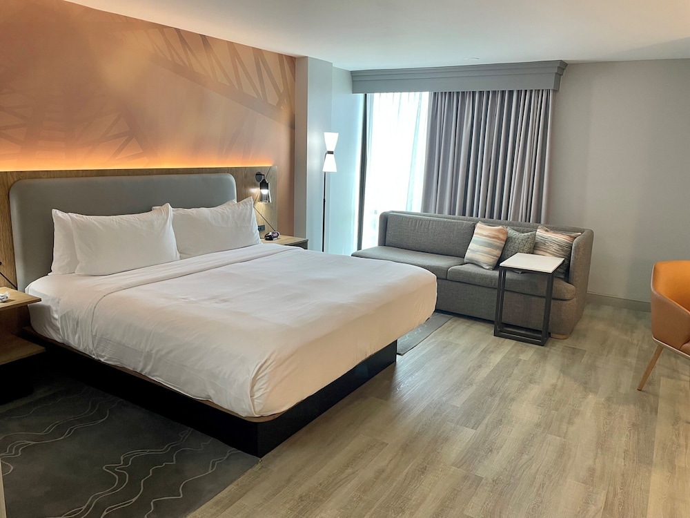Room, 1 King Bed (Hearing Accessible) - Photo 1