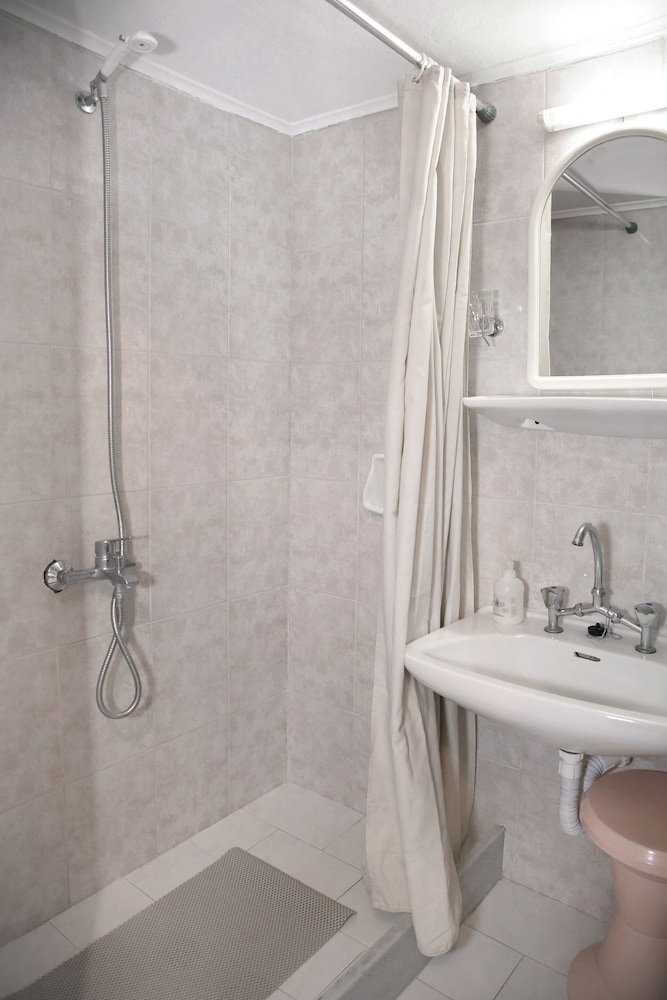 Standard Twin Room - Photo 6