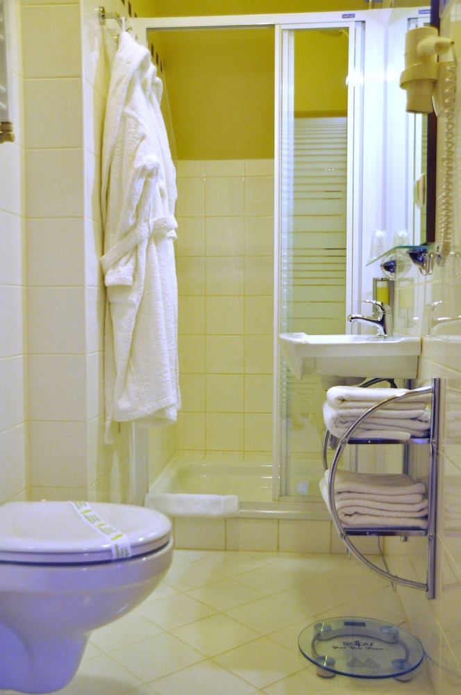 Double or Twin Room (with extra bed) photo 3
