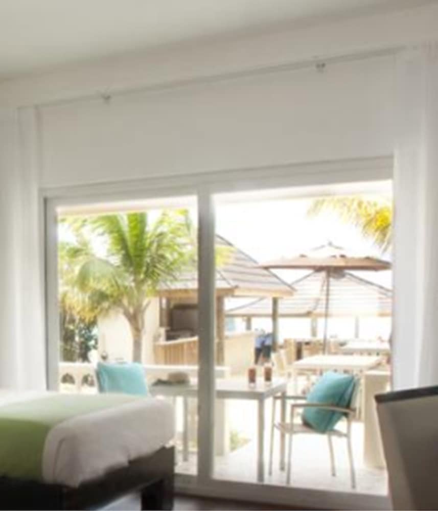 Deluxe Room, 1 King Bed, Non Smoking, Ocean View - Photo 2