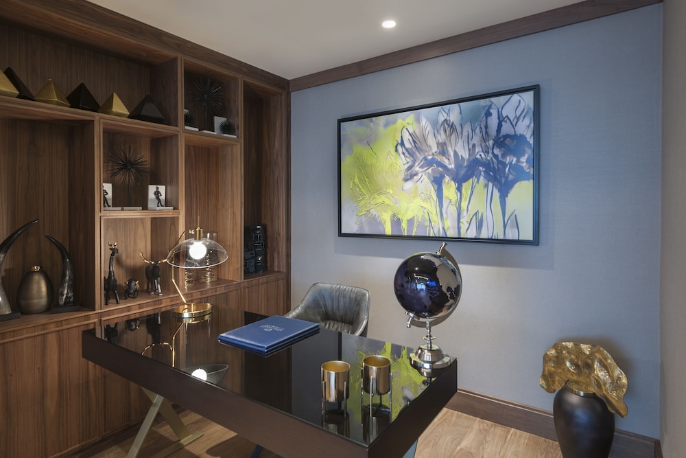 Presidential Suite with King Size Bed thumbnail 6