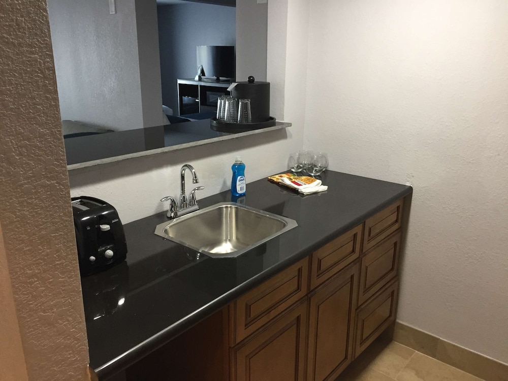 Suite, 2 Queen Beds, Non Smoking, Kitchenette - Photo 7