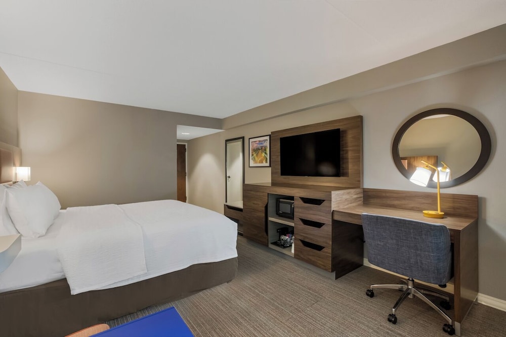 Room, 1 Queen Bed, Refrigerator & Microwave - Photo 2