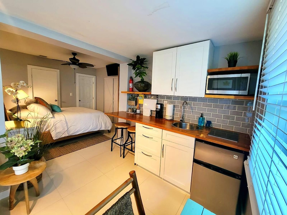 Lovely and comfy Studio, 1 Queen bed, 1 twin sofa bed, non smoking  (no pool access) photo 3