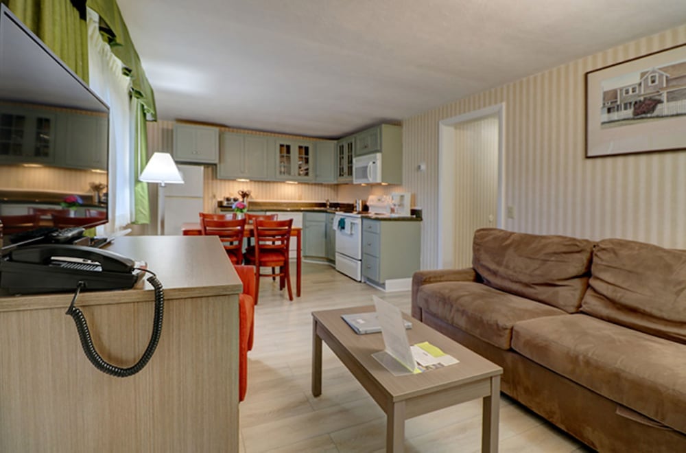 Suite (Lower Level)
