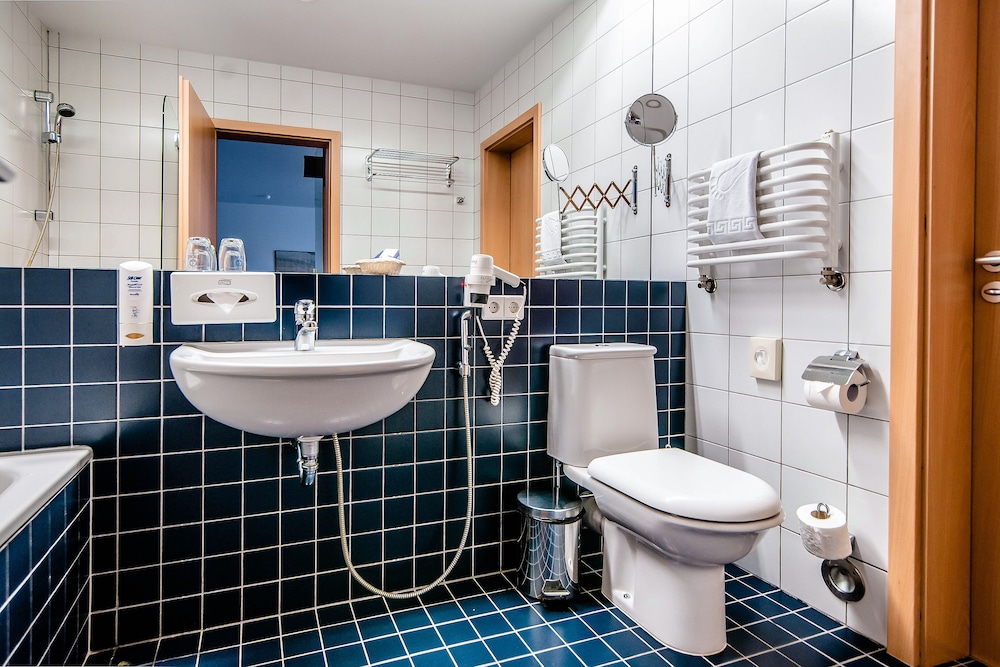 Standard Double or Twin Room - Photo 6
