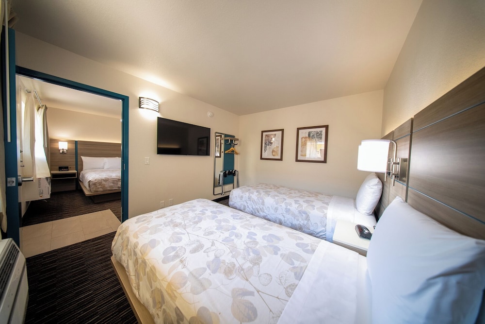 King/Twin/Twin Shower Suite
