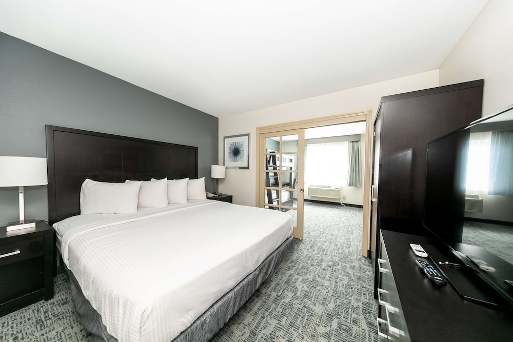 Suite, Multiple Beds, Non Smoking, Refrigerator & Microwave - Photo 2