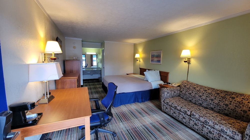 Classic Room, 1 King Bed, Smoking photo 1