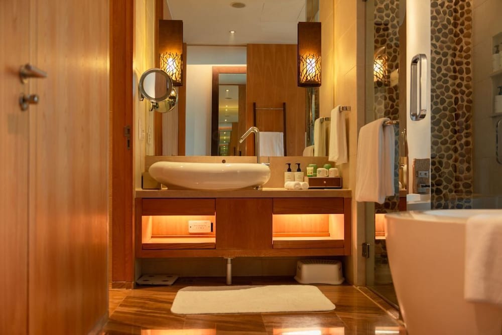 Premium Room, 1 King Bed, Lake View - Photo 4