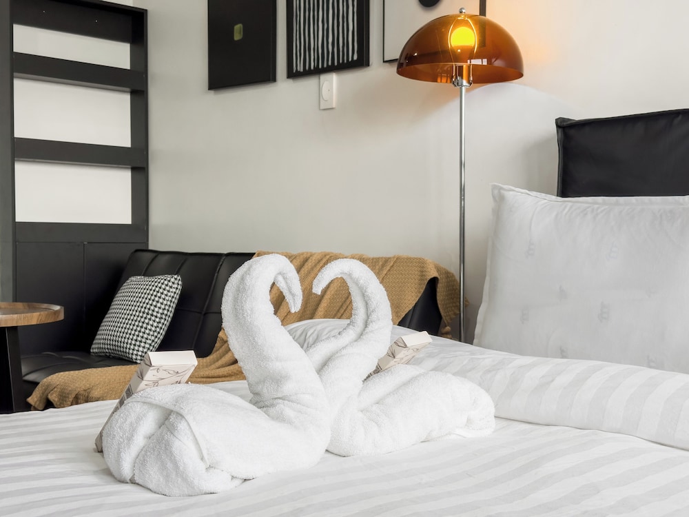 Design Triple Room, 1 Queen Bed with Sofa bed, Balcony, City View photo 3