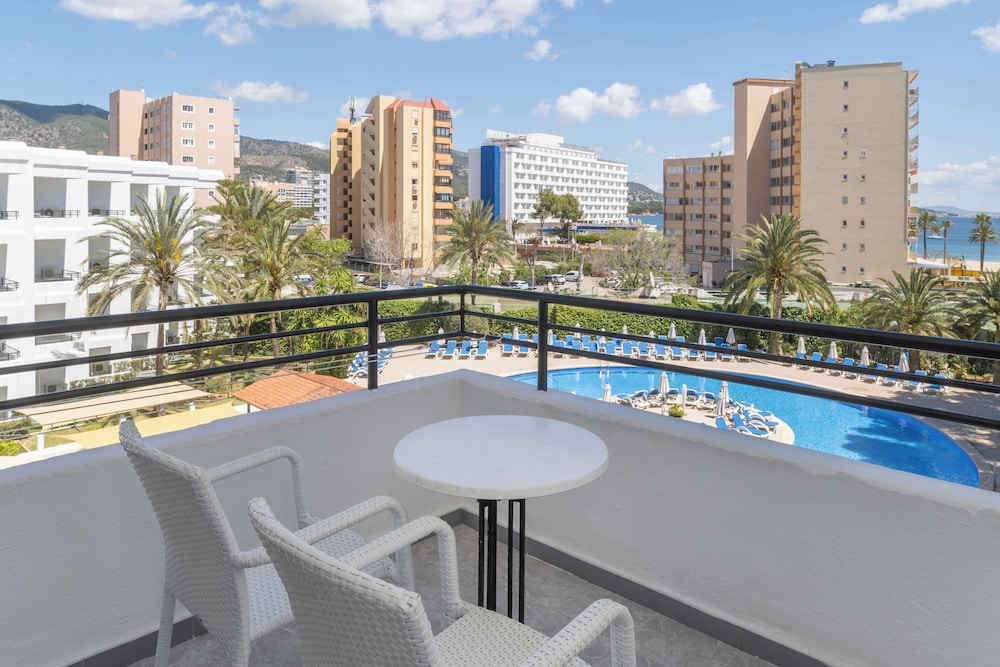 Premium Studio, Pool View (Xtra) photo 2