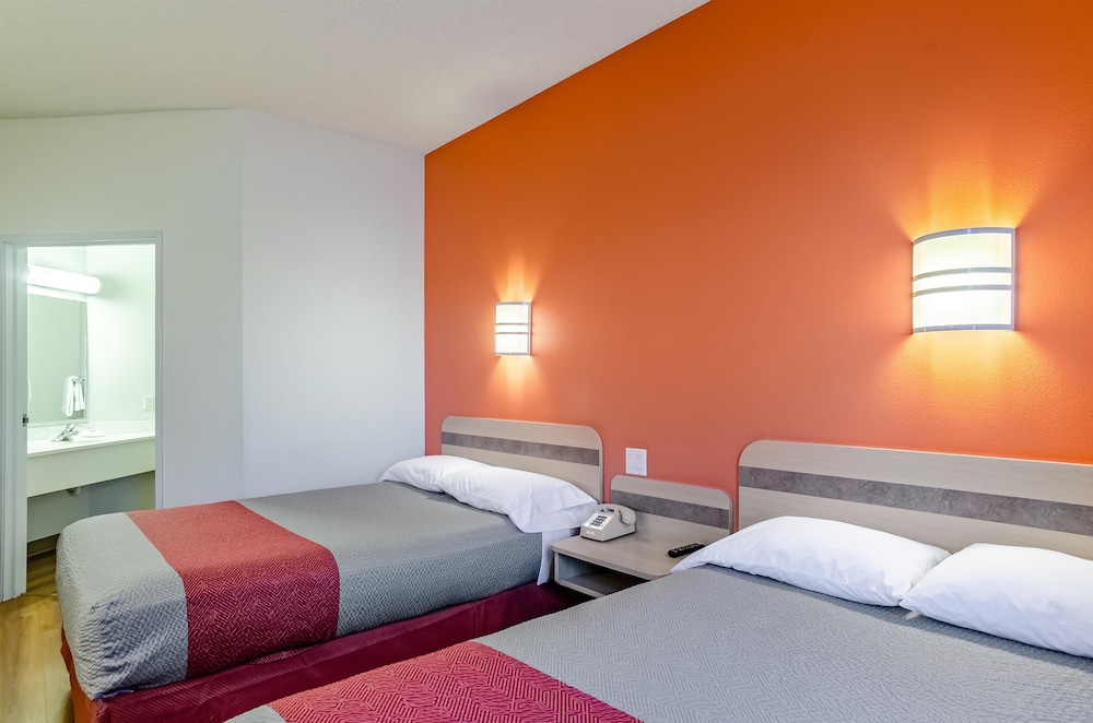 Standard Suite, 2 Queen Beds, Non Smoking photo 3