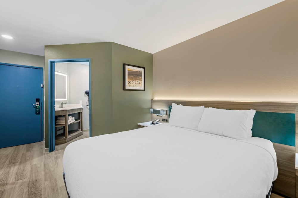 Standard Room, 1 Queen Bed, Non Smoking - Photo 1