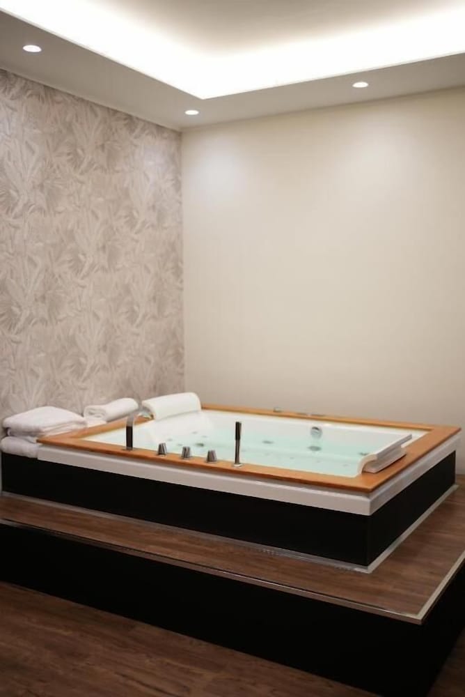 Exclusive Suite, 1 King Bed photo 3