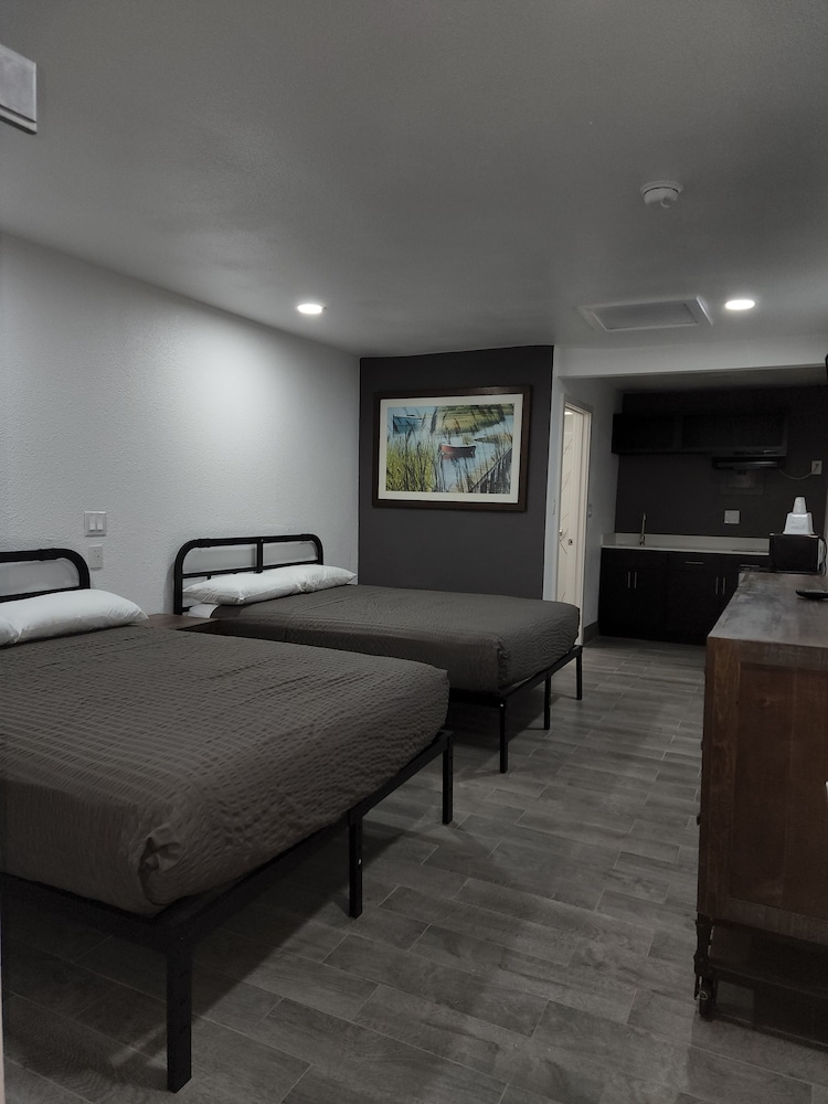 Room, 2 Queen Beds, Non Smoking (Efficiency) - Photo 7
