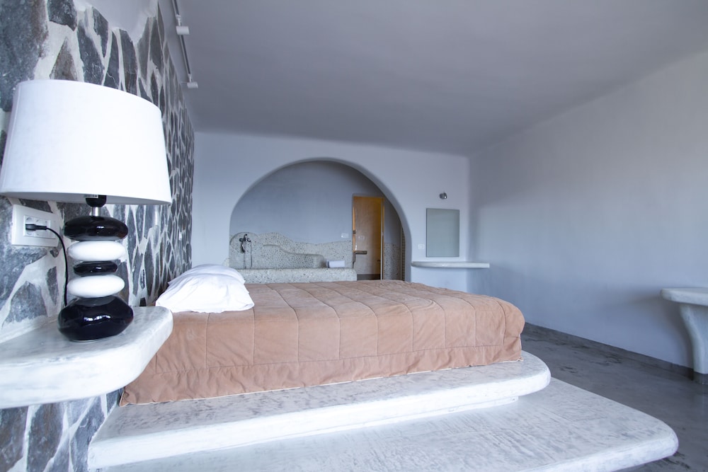 Elegant Suite Caldera View - Photo 3