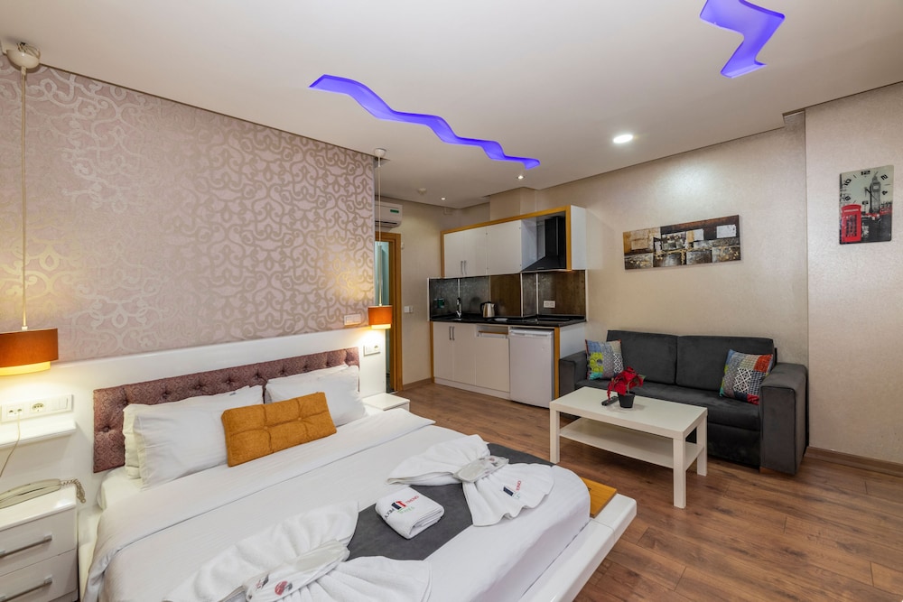 F) King Suite photo 1