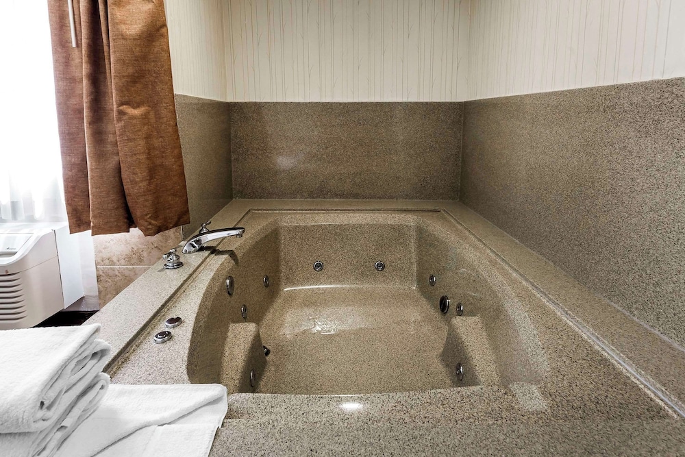 Deluxe Room, 1 King Bed, In-Room Jetted Tub, Non Smoking - Photo 4