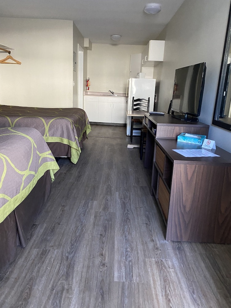 2 Queen beds, Non smoking, Full kitchen