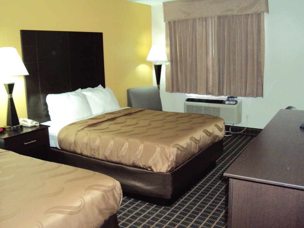 Standard Room, 2 Queen Beds, Non Smoking - Photo 2