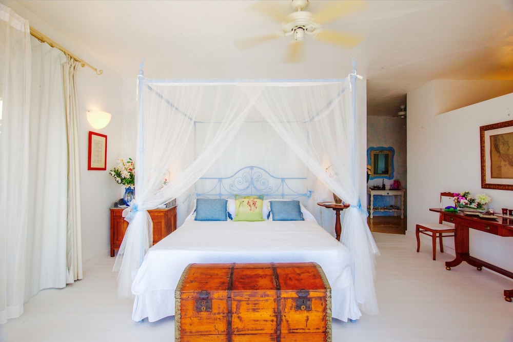 Superior Suite, 1 King Bed, Private Bathroom, Ocean View photo 3