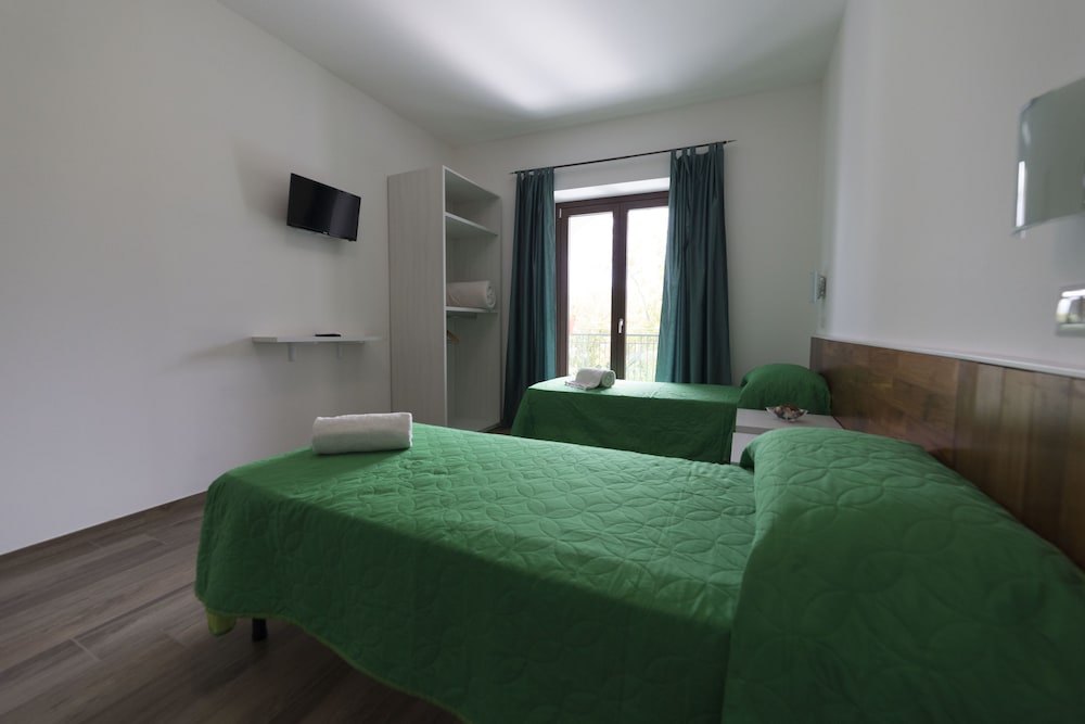 Comfort Room, 1 Queen Bed, Accessible photo 2