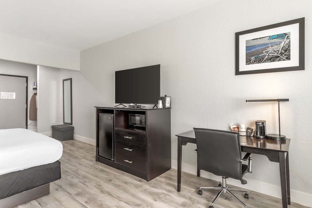 Standard Room, 1 King Bed, Non Smoking, Refrigerator & Microwave - Photo 3