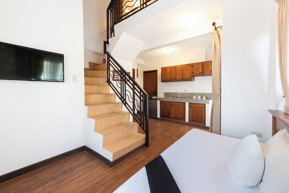 Superior Family Room - Photo 3