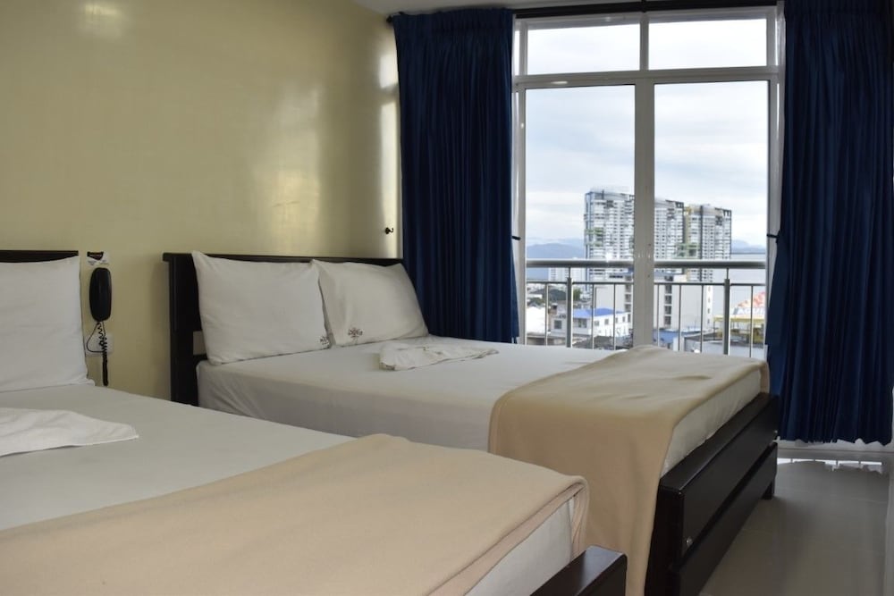Deluxe Quadruple Room, 2 Double Beds, City View photo 3