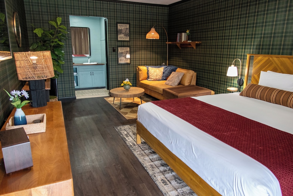 Deluxe Single Room, 1 King Bed, Pool View