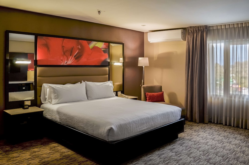 Junior Suite, 1 King Bed - Photo 1