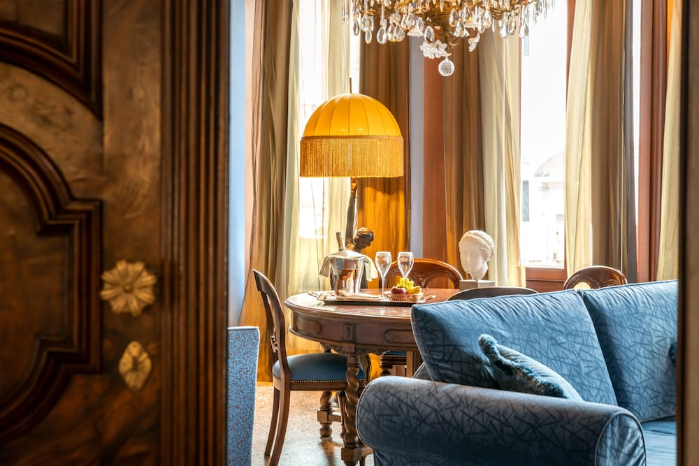 Executive Suite, Canal View (with Turkish bath)