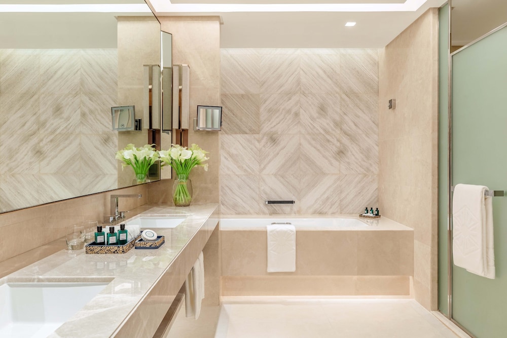 Two Bedroom Grand Luxury Suite Sea View with Club Lounge Access