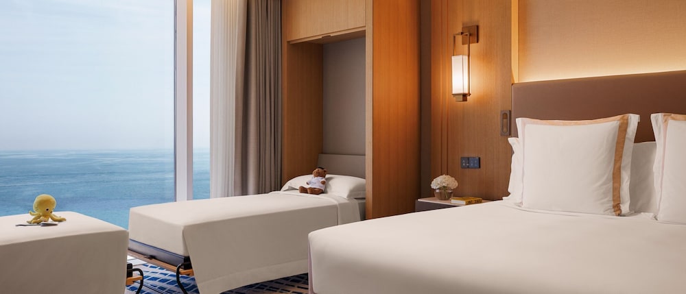 Club Room, Balcony (Ocean)