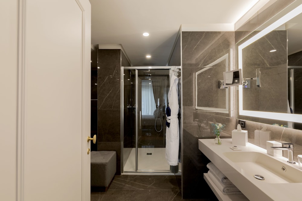Deluxe Room (Inner Court)