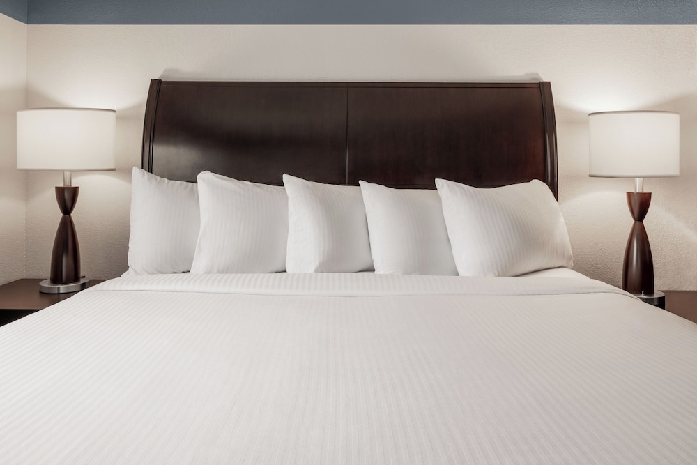 Luxury Room, 1 King Bed, Smoking (Newly Renovated) photo 3
