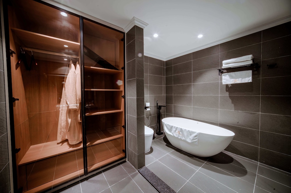 Premium Suite, 1 King Bed, Non Smoking, Balcony photo 2