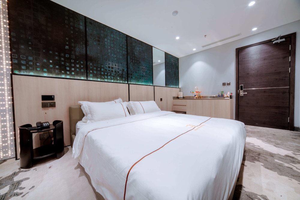 Premium Suite, 1 King Bed, Non Smoking, Balcony photo 3