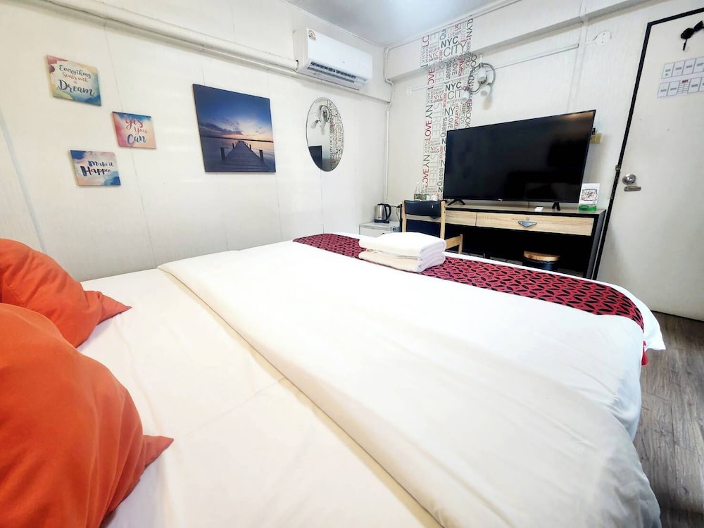 Deluxe Room thumbnail 6