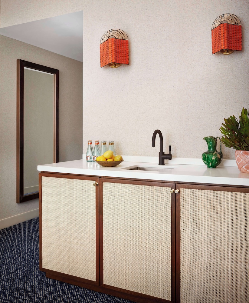 Suite, 1 King Bed (Graduate) - Photo 4