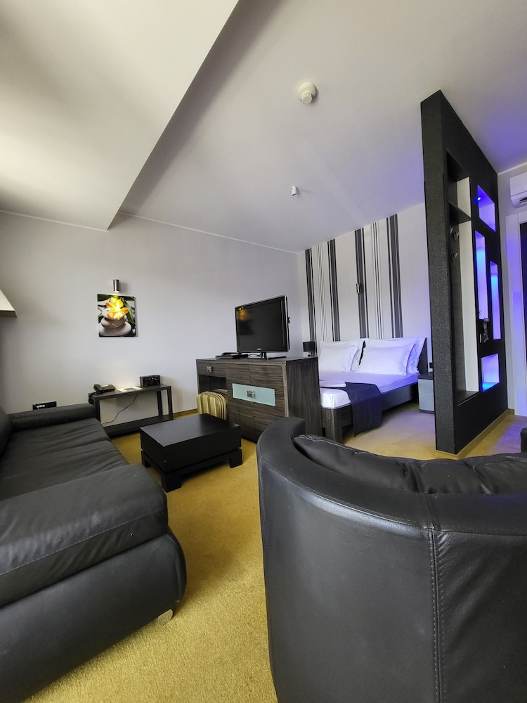 Classic Studio (Crystal Line)