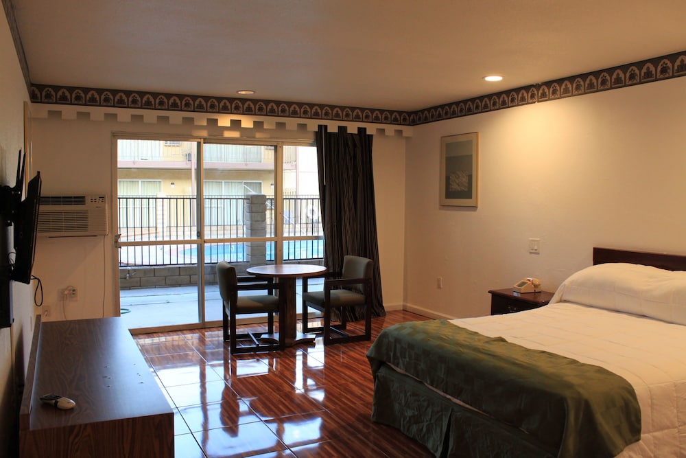 Room, 1 King Bed, Smoking