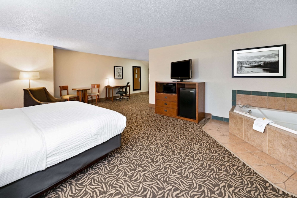 Suite, 1 King Bed, Non Smoking (Creek View) photo 3
