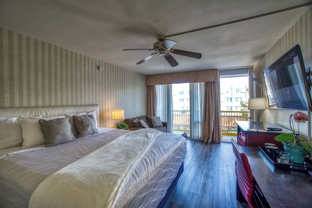 Premium Room, 1 King Bed with Sofa bed, Balcony, Partial Ocean View - Photo 4