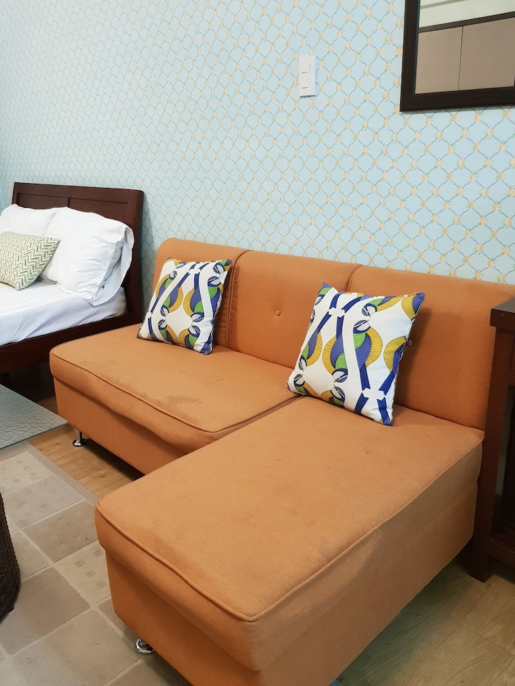 Signature Studio Suite, 1 Queen Bed, Partial Sea View photo 2