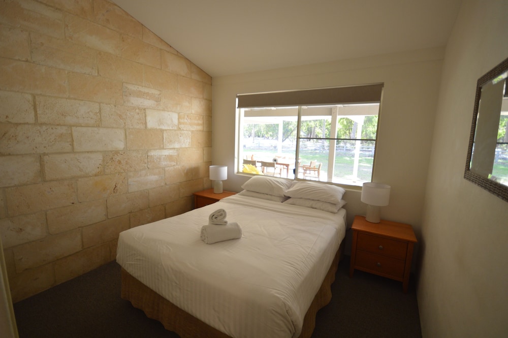 Acacia Four - Overlooking Dam photo 3