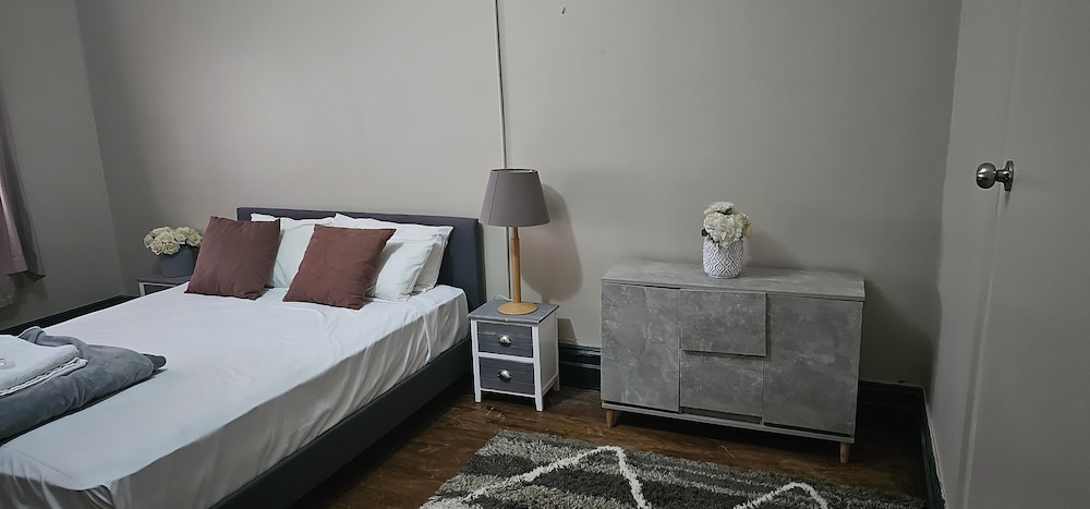 Deluxe Room, 1 King Bed, Private Bathroom